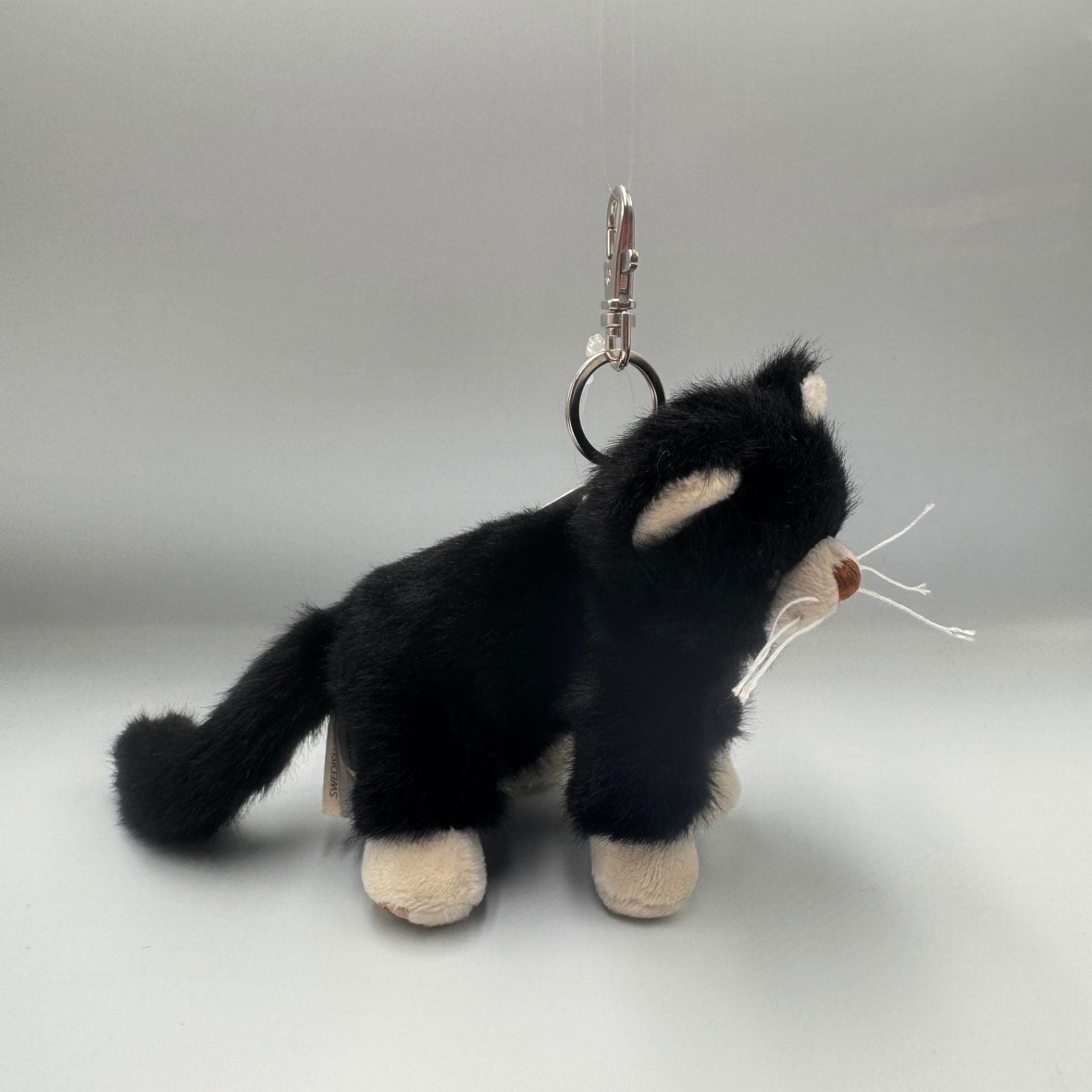 Brelok BUKOWSKI Kotek Bambo 10 cm – puszysty czarny kotek z metalowym karabińczykiem