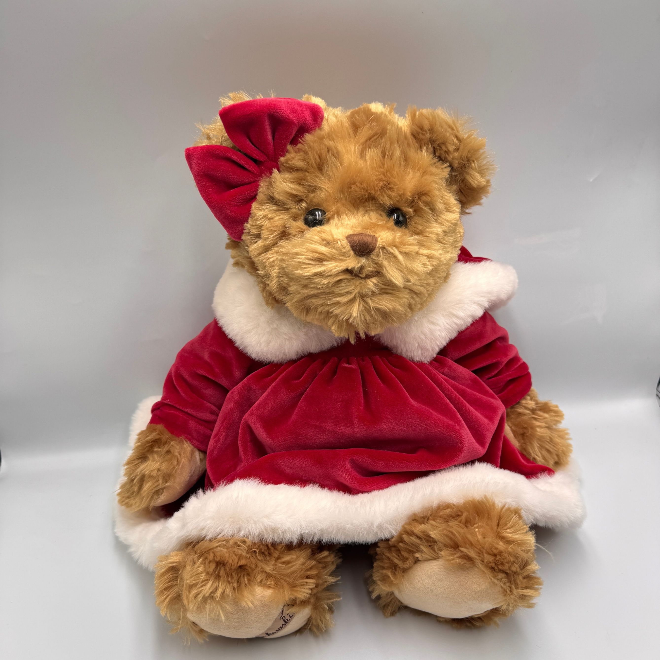 Miś Bukowski Fanny X-mas 40 cm w czerwonej sukience z białym futerkiem i ozdobną kokardą.