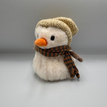 Bałwan Bukowski Jimmy the Little Snowman 15 cm w kremowej czapce z pomponem i brązowo-musztardowym szaliku.