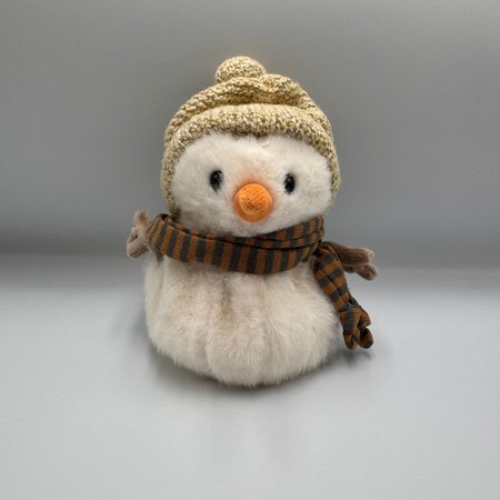 Bałwan Bukowski Jimmy the Little Snowman 15 cm w kremowej czapce z pomponem i brązowo-musztardowym szaliku.