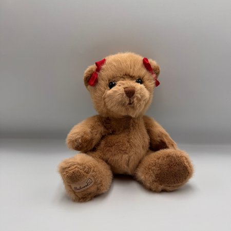 Miś Bukowski Best Friend X-mas 15 cm, brązowy pluszak z czerwonymi kokardkami przy uszkach.