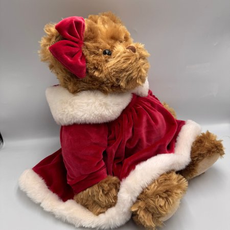 Miś Bukowski Fanny X-mas 40 cm w czerwonej sukience z białym futerkiem i ozdobną kokardą.