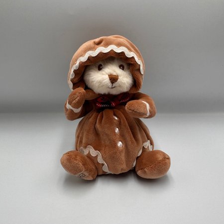 Miś Bukowski Ziggy Gingerbread 15 cm w brązowym stroju pierniczka z czerwoną muszką.