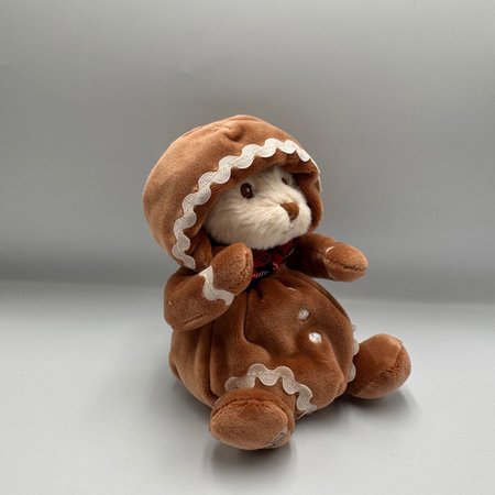 Miś Bukowski Ziggy Gingerbread 15 cm w brązowym stroju pierniczka z czerwoną muszką.