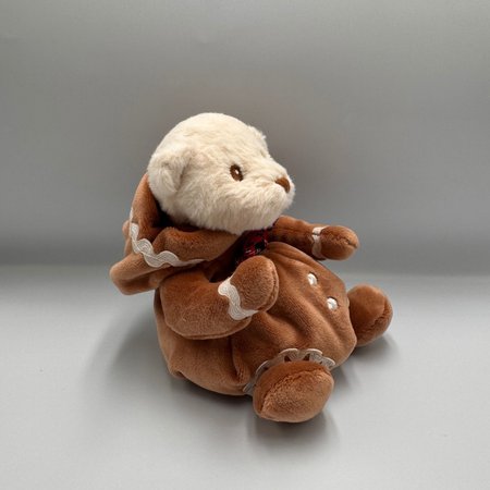 Miś Bukowski Ziggy Gingerbread 15 cm w brązowym stroju pierniczka z czerwoną muszką.