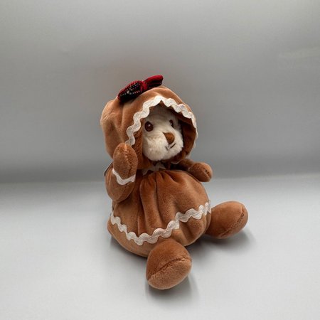 Miś Bukowski Ziggy Gingerbread 15 cm w brązowym stroju pierniczka z ozdobną kokardką.