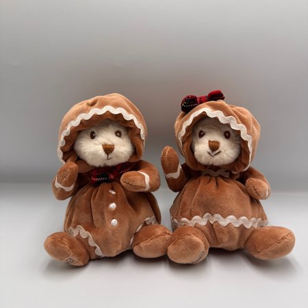 Miś Bukowski Ziggy Gingerbread 15 cm w brązowym stroju pierniczka z ozdobną kokardką.