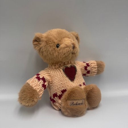 Miś Bukowski My Sweetheart kremowy 18 cm w dzierganym sweterku z bordowym sercem.