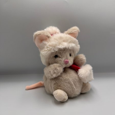 Myszka Bukowski Baby Mousy X-mas 15 cm w świątecznej czapeczce i czerwonym szaliku.