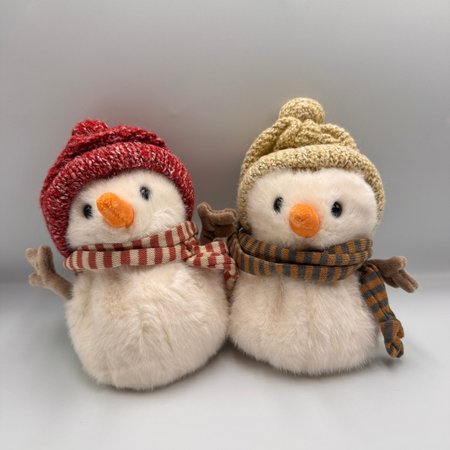 Bałwan Bukowski Jimmy the Little Snowman 15 cm w kremowej czapce z pomponem i brązowo-musztardowym szaliku.