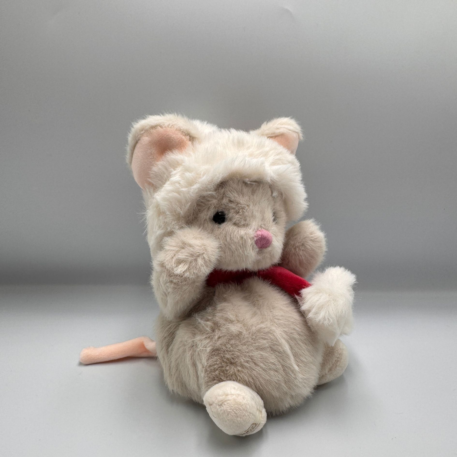 Myszka Bukowski Baby Mousy X-mas 15 cm w świątecznej czapeczce i czerwonym szaliku.